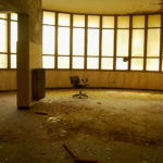 luoghi abbandonati: Sala interna con ampia vetrata dell'ospedale abbandonato di San Leonardo