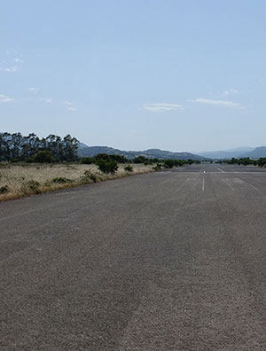 La pista dell'aeroporto abbandonato di Olbia. VAI ALLE FOTO